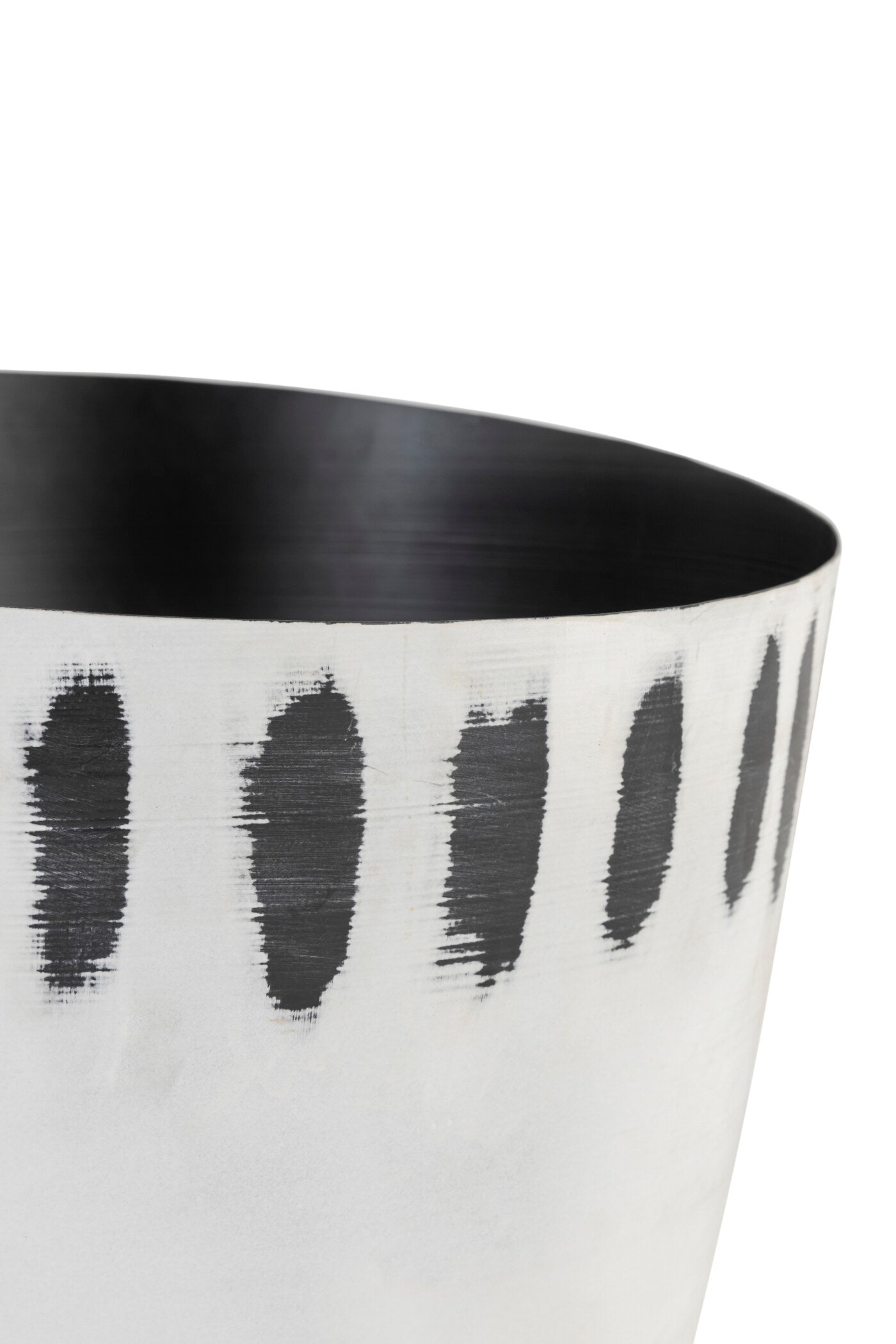 DASH WITH SLOPY TOP WHITE BLACK METAL PLANTER