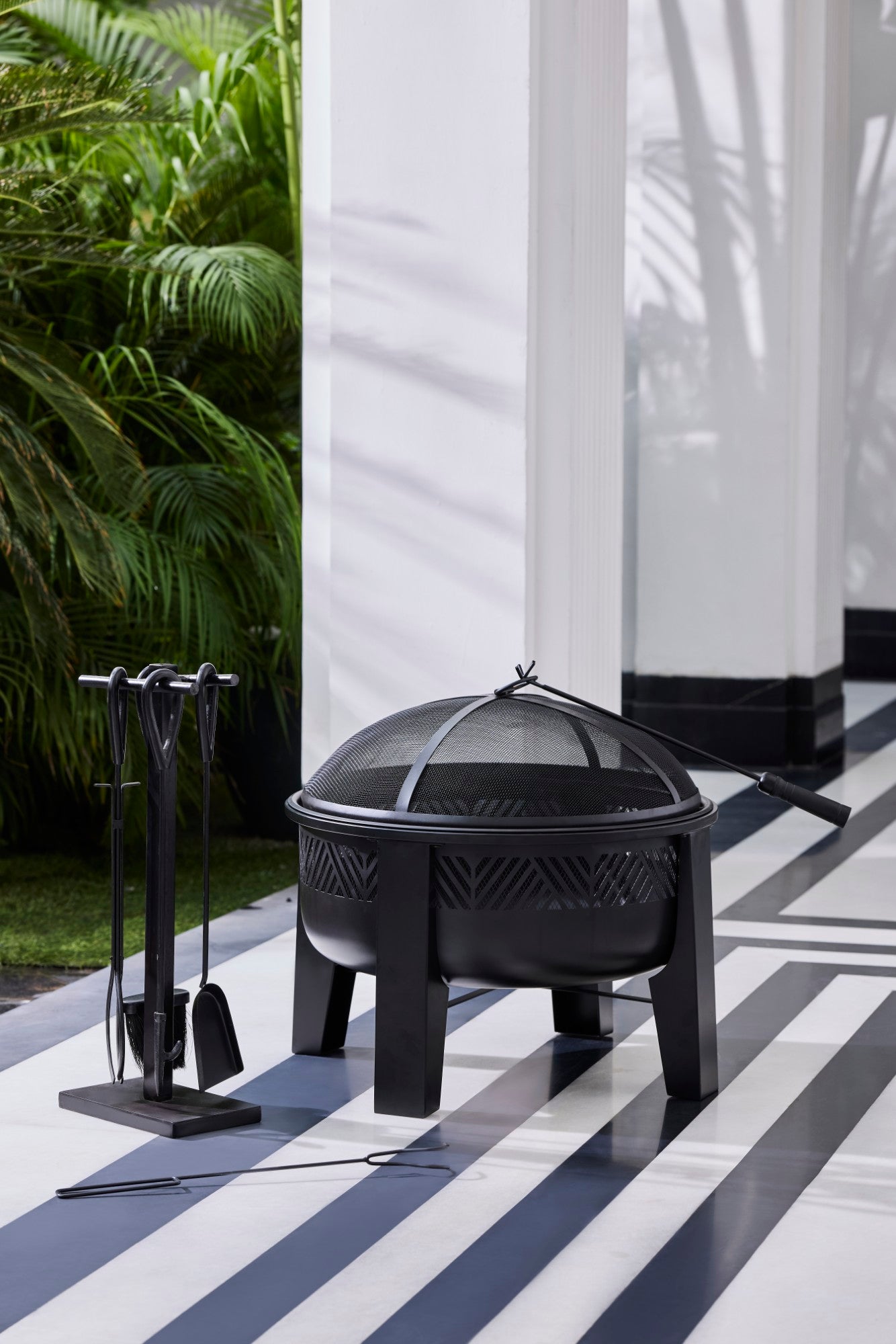 Inferno Round 26"Iron Fire Pit – Modern Minimalist Warmth