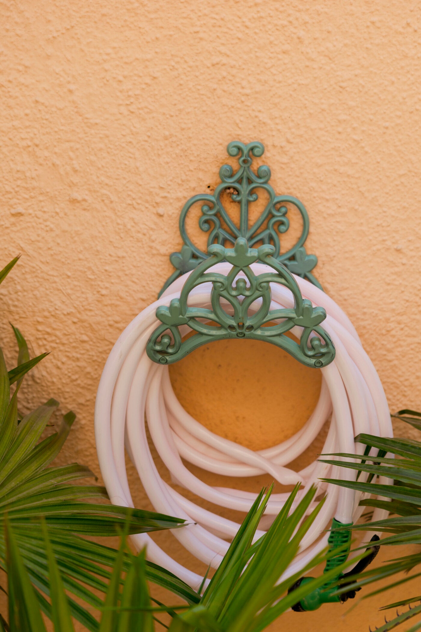 Dahlia Metal Hose Hanger