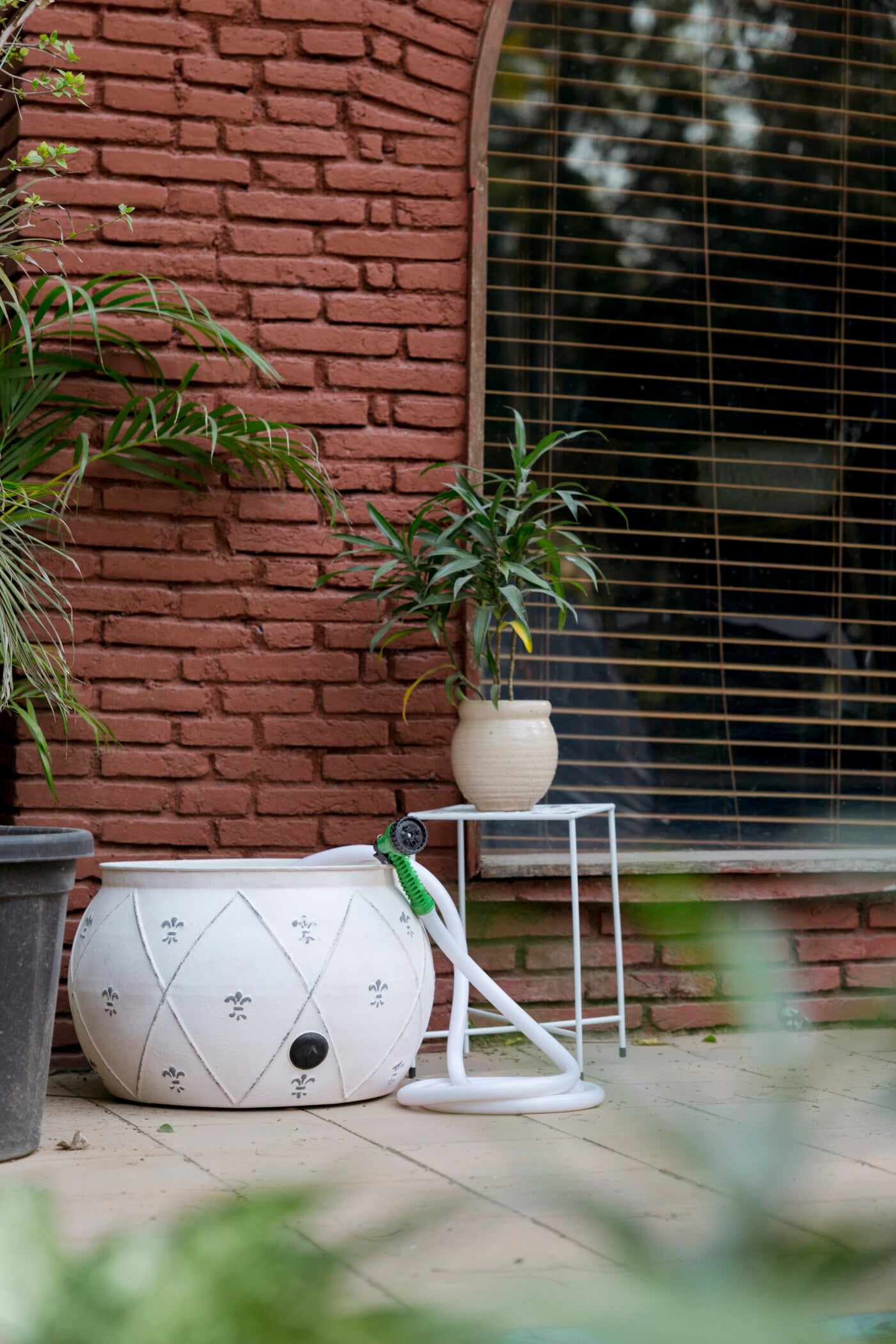 Drum Ivory Antique Metal Hose Pot