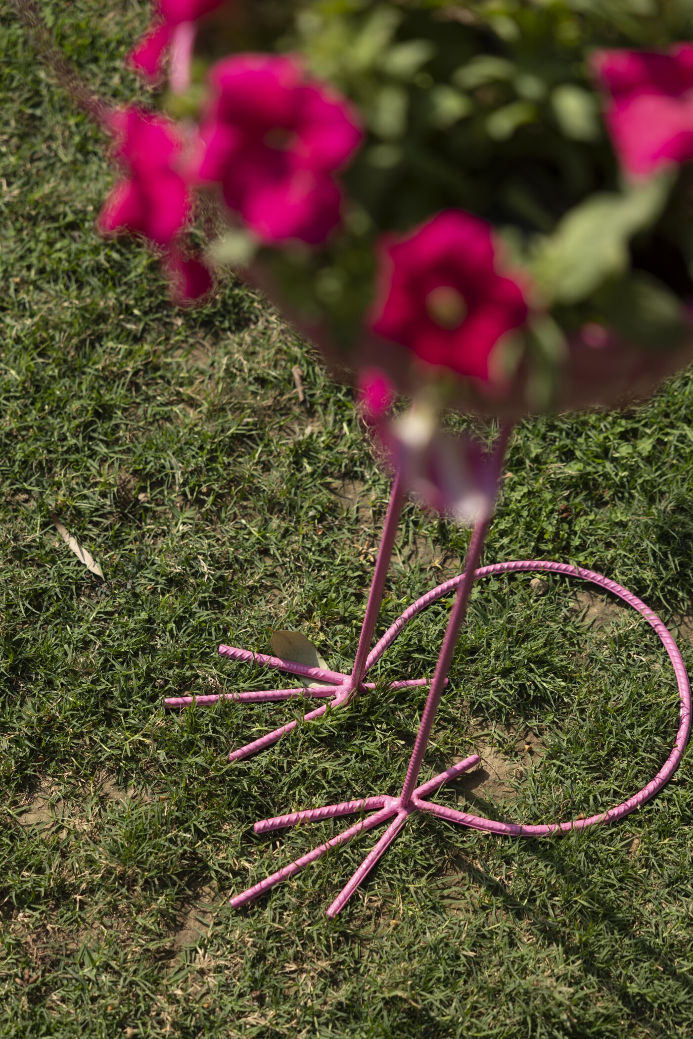 Flamingo Metal Plant Stand Set of 2 - Image 3